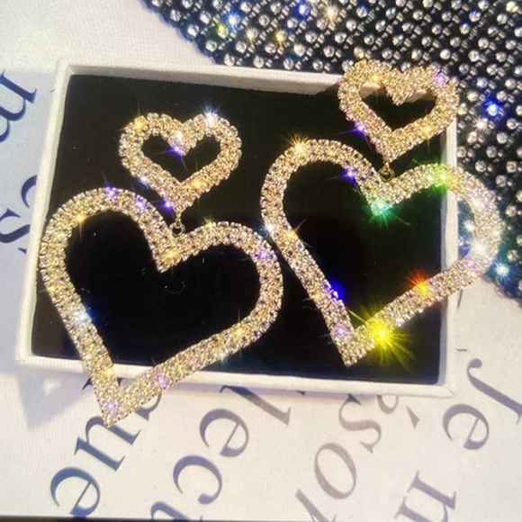 Jewelry - Gold Tone Rhinestone Heart Earrings